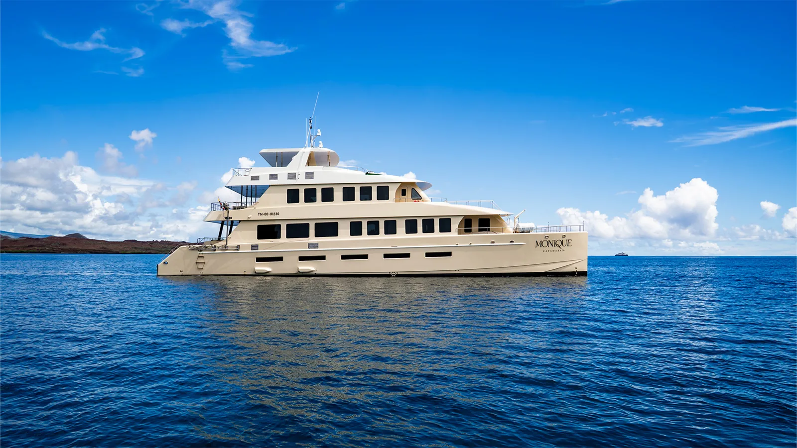 Monique Yacht — Yacht exterior