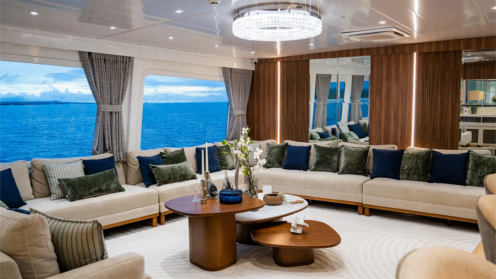 Monique Yacht — Lounge